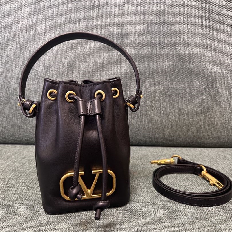 Va1e*ntin0 bucket bag